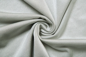 Vue macro d'un tissu gris argenté texturé avec lustre métallique et drapé soyeux