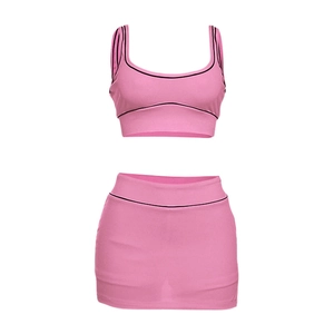 Detail von rosa bauchfreiem Top und Minirock-Set mit schwarzen Streifen und Stretchstoff