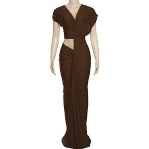 Détail de la robe longue marron drapée avec col en V profond et découpe à la taille