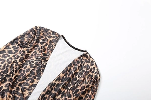 Détail de l'encolure de la robe léopard avec doublure intérieure blanche et lisse