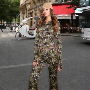 Completo outdoor da donna con felpa con cappuccio mimetica e pantaloni a zampa