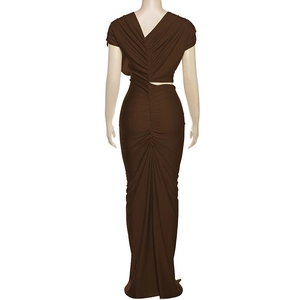 Détail du plissé au dos et de la découpe à la taille sur cette robe longue marron