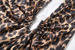 Détail de robe léopard avec taille froncée élégante et accents de perles argentées