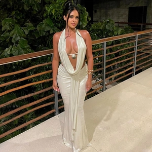 Robe longue dos nu champagne élégante avec finition scintillante pour les soirées de luxe