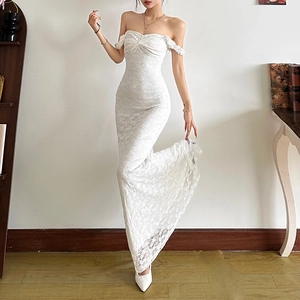 Détail de robe en dentelle blanche avec manches fleuries dénudées et coupe sirène élégante