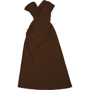 Détail d'une robe moulante marron foncé avec fronces élégantes et tissu drapé