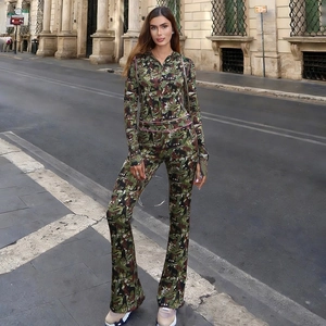 Dettaglio di pantaloni mimetici a vita alta e giacca con cappuccio slim fit