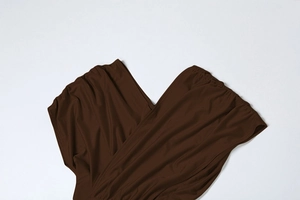 Détail d'une robe marron foncé avec décolleté en V croisé et texture plissée élégante