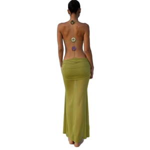 Robe maxi dos nu vert olive avec licou et détails d'anneaux colorés au dos