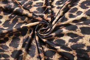 Gros plan sur un tissu léopard avec brillance naturelle et texture soyeuse