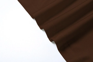 Gros plan détaillé sur un tissu en maille côtelée marron foncé avec texture verticale