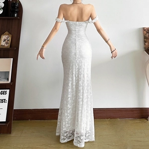 Gros plan sur la dentelle florale et la coupe sirène de cette robe blanche chic