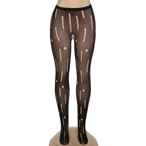 Dettaglio di leggings in rete nera con ritagli geometrici e motivi a pois neri