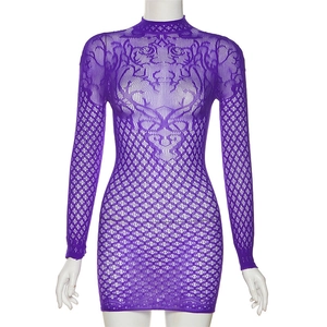 Dettaglio dell'abito in mesh jacquard viola con motivi a rose e trama a rete cava