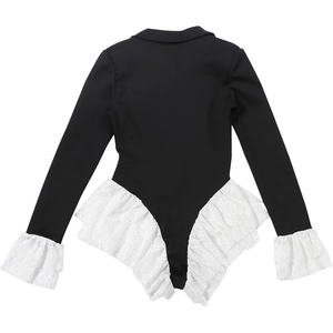 Dettaglio delle maniche lunghe con bordo in pizzo bianco sul body nero aderente