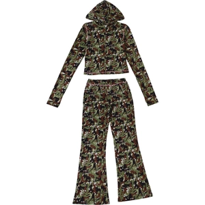 Dettaglio del crop top con cappuccio e pantaloni a zampa con stampa camouflage silhouette
