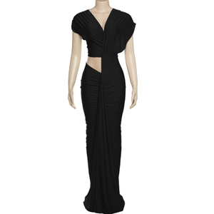 Détail d'une robe longue noire moulante avec décolleté en V profond et taille ajourée