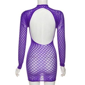 Dettaglio retro abito corto viola in pizzo a maniche lunghe con schiena scoperta e trafori