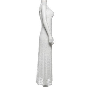 Détail du tissu en dentelle florale sur une robe longue moulante blanche