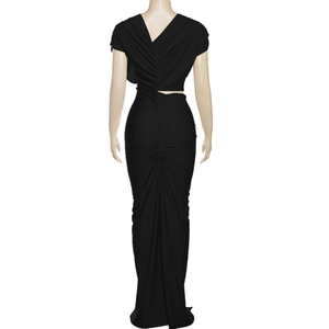 Détails des plis en V et des découpes au dos de cette robe longue sirène noire ajustée