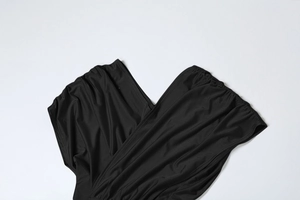 Détail du tissu froncé noir haute élasticité avec texture lisse et finition chic