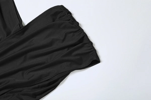 Détail de la taille élastique et des coutures sur une jupe noire moulante sexy