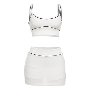 Weißes sportliches Set aus Crop-Top und Minirock mit schwarzer Paspelierung für Damen