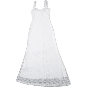 Détail de la broderie en dentelle blanche et de la bordure volantée sur la robe longue