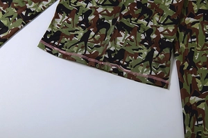 Dettaglio della stampa camouflage con silhouette su tessuto in maglia elastica traspirante