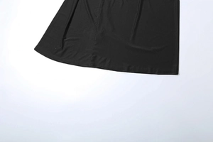 Gros plan détaillé de l'ourlet lisse et des coutures de cette robe noire fendue élégante