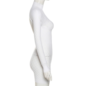 Dettaglio dell'abito corto bianco in maglia all'uncinetto con trama traforata e vestibilità