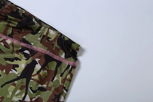 Dettaglio dei leggings sportivi mimetici con cuciture a contrasto di colore rosa