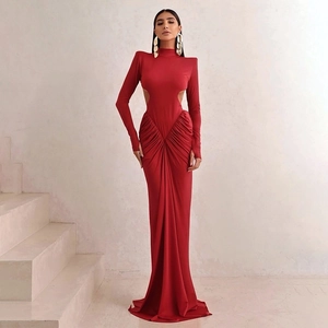Détails de la robe rouge moulante avec découpes latérales et plis élégants raffinés