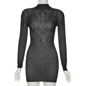 Dettaglio del tessuto in pizzo nero con jacquard geometrico e motivi floreali ricamati