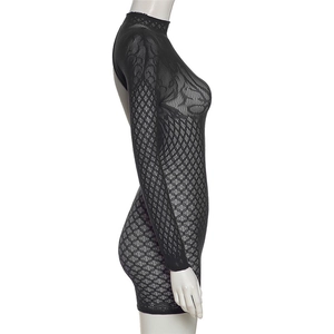 Dettaglio di un abito in pizzo nero con motivi a rombi e ricami floreali eleganti