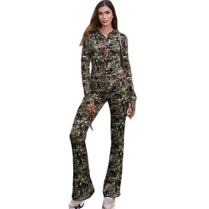 Dettaglio felpa con cappuccio mimetica e pantaloni svasati a vita alta in maglia elastica