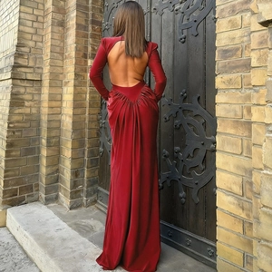 Détail de la robe de soirée rouge foncé avec dos nu et plissage en V élégant à la taille