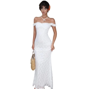 Détails de robe longue en dentelle blanche avec motifs au crochet et coupe ajustée
