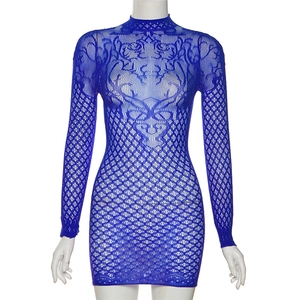 Dettaglio del tessuto a rete jacquard blu con motivi floreali e a rombi su un tubino corto