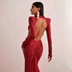 Détail de la robe longue rouge dos nu avec col montant et découpe en goutte