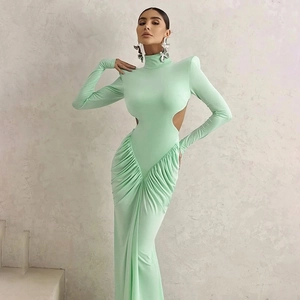 Détail d'une robe moulante vert menthe avec col montant et découpes à la taille