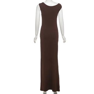 Détail d'une robe longue dos nu de couleur marron chocolat avec une coupe moulante