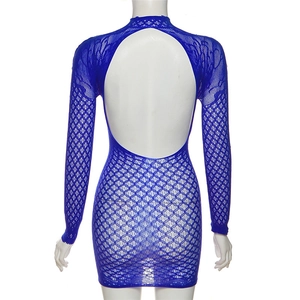 Dettaglio dell'abito in pizzo blu con ritaglio sulla schiena e trama in mesh traforato