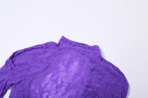 Dettaglio del tessuto a maglia traforata viola con design a collo semialto