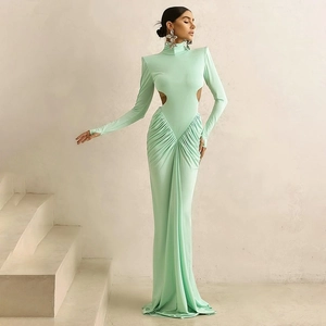 Détail de la robe moulante vert menthe avec découpes latérales et drapé élégant