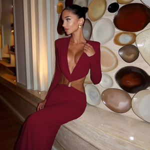 Vue détaillée de la découpe à la taille et de l'anneau métallique sur cette robe maxi bordeaux