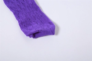 Vista dettagliata del tessuto a maglia traforata viola con motivi floreali ondulati