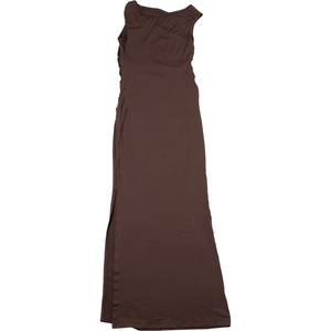 Détail d'une robe sans manches marron foncé ajustée avec une fente latérale haute