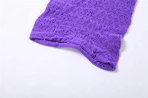 Dettaglio ravvicinato del tessuto a maglia jacquard traforato viola a rombi
