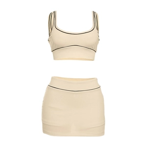 Beiges zweiteiliges Sportset mit bauchfreiem Top und Bodycon-Rock mit schwarzem Rand
